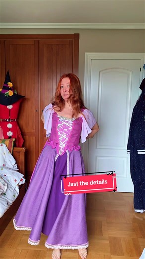 My Rapunzel dress, 1700s version, is almost finished!!💜🌸 I still need to sew the bias tape to the bottom of the corset, the eyelets and, of course, the details of the skirt (which haven't arrived at my house yet 😓). I think this makes four Rapunzel designs I've done. If you'd like a video showing all my Rapunzel designs, let me know in the comments! Oh! I almost forgot. The patterns I used to make the corset this time aren't mine; they're from @nikitacosplay with her #selfmadepauper The sleev