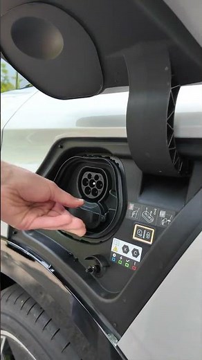 DS N8 2026 – That’s a Massive Charging Flap ⚡