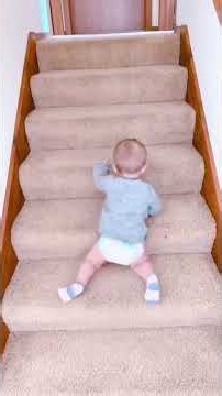 The baby has a very unique way of going down the stairs #baby#funny#c...
