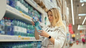 Scandale des eaux en bouteille : ce que révèle le rapport sur les eaux minérales