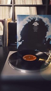 Mit Bob Dylans „Greatest Hits“ auf dem Plattenspieler wird jeder Moment zu einem Meisterwerk. ✨ Dieses Album ist eine Sammlung der ikonischsten Melodien und Texte, die die Musikwelt revolutioniert haben. 🌍 Wenn du die Magie von Dylans Songs auf Vinyl noch nicht erlebt hast, dann ist jetzt der perfekte Zeitpunkt!#bobdylan #greatesthits #wearevinyl | We Are Vinyl