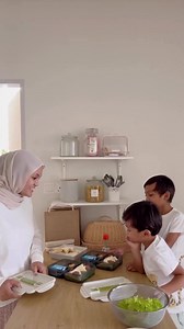 Kelmarin #akakadmin dah share resipi Sandwich Sushi, hari ni pulak mai akak share satu lagi resipi yang memang sesuai sangat nak buat lunch box untuk anak pergi sekolah, Egg Sandwich dari @sarahmohdshah! 😍 Nampak simple sangat je kan? Tapi rasa dia memang sedap! 😋 Lagi-lagi bila ditambah dengan AJI-SHIO® Lada Berperisa, memang different level rasa sandwich ni. Anak #akakadmin kalau bawak bekal ni pergi sekolah, tak sempat sampai sekolah lagi dia dah nak habiskan semua! Biasanya akak kena sorok