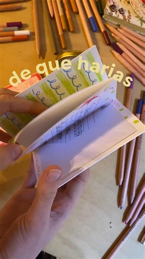 cesanaz on Instagram: "como que nunca hiciste un fanzine? 📓✂️📎🖍️ dejame mas ideas en comentarios poooooorfi 😭🙏🏻 venite este sabado 11 de octubre a hacer el tuyo! Manuel Ugarte 2789, Belgrano - de 15 a 18hs #fanzine #tutorial #crafty #ideas #knitting #collage #cute"