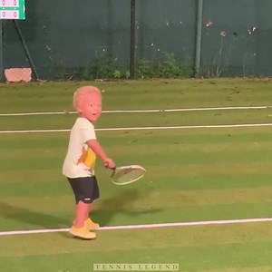 La lecture des trajectoires, le placement, la finition du geste, la régularité, cet enfant de 3 ans a un coup droit impressionnant ! Merci à Kevin Charles pour la vidéo. | Tennis Legend