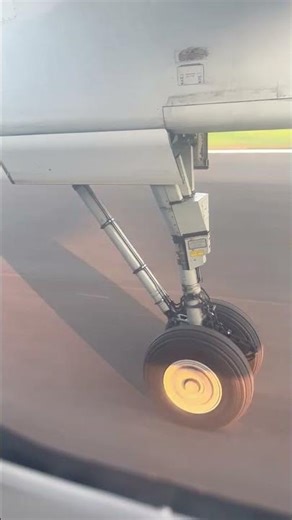 DHC Dash-8 400 Landing (Right Landing Gear View) #aviation #dash8 #turbopropflightsimulator