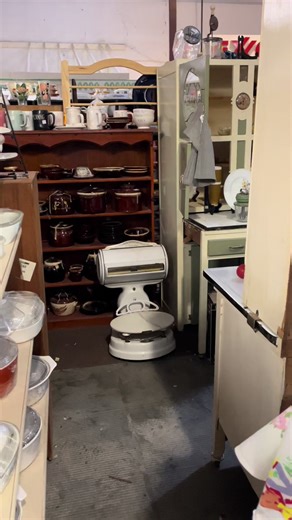 All things vintage glassware ✨ Pyrex • Fire-King • Fenton • Indiana Glass • Anchor Hocking • Federal Glass The BIGGEST vintage glass collection I’ve ever seen 🤯 If you love color, charm, and timeless pieces—this is your sign. 📍 Near Ringgold, Georgia #vintageglassware #pyrexlove #fireking #fentonglass #tiffsmobilehatbar