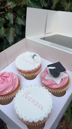 Graduation cupcakes🖤 #cupcakes #cakedecorating