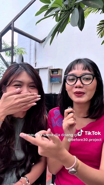 Spill first impression Lara dan Dhia ketika pertama kali ketemu = anjir ni orang pick me bgt WKWKWKW 😭🙏🏻 tapi itu semua terpatahkan ketika tau kalau kita berdua single….. oh ternyata kita sama2 cupunya wkwk #datingadvice #relationship #avoidanttachment #anxiousattachment #feminineenergy