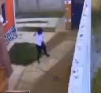 🚨 A PATADAS, ASÍ ES COMO UN “POLICIA” GOLPEA A SU ESPOSA EN XALATLACO #EdoMéx 🚨Un sujeto identificado como Edgar Pérez Zamora, presunto subdirector de la Policía Municipal, es señalado por GOLPEAR brutalmente a su pareja. En el video se le ve pateándola en el suelo, un acto cobarde y repugnante.¿Así “protegen” a la ciudadanía? Esto no solo es violencia, es ABUSO DE PODER.Vecinos denuncian que no sería un hecho aislado. Y lo más grave: hasta ahora NO hay postura oficial de las autoridades.⚠️ EX