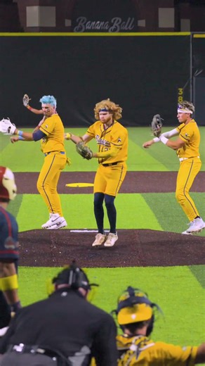 Don’t think we’ll ever get tired of these mid-pitch dances. Sorry not sorry🤷‍♂️ @BazalaBall @TheGloveMagician @Jackson Olson @reesealexiades #savannahbananas #bananaball #dancing #trending