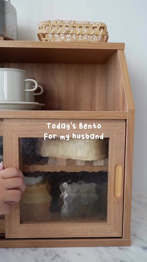 4.4K views · 142 reactions | When making a bento with a saucy main dish, it can be a struggle to keep it from getting all over the place. Thankfully, @bienbento has a tasty and sustainable solution; a delightful little lettuce bowl to keep your burger juicy, your rice fluffy, and your veggies crunchy! | Bento&co | Facebook