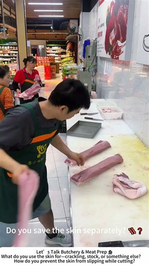 Separating Pork Skin from Meat – A Butcher’s Skill for Crispy Crackling and Tender Cuts 🥩🔪