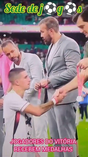JOGADORES DO VITÓRIA RECEBEM MEDALHAS#shortsvideo #shorts #bavi #bahia #salvador #vitoria