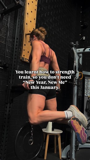 Elle | Personal Trainer & Online Coach on Instagram: "2025 is nearly over, but your chance to start building good habits, learn how to strength train and look after yourself isn’t. Let’s get the jump on 2026 and start now. #strengthtrainer #girlswholift #fitnesscoach #nutritioncoach"
