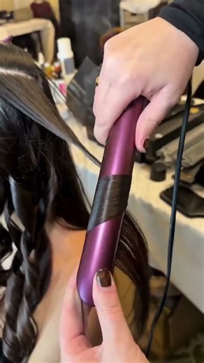 What better time to practice your chronos curls than now🎄✨