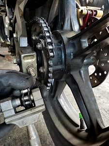 1.6M views · 9.5K reactions | Perhatian jangan sampai seperti ini cara potong sambung rantai motor tanpa sambungan rantai kalo rantai kendor segera di stel ulang #bengkelmotor #otomotip #tutorial | Belajar Mekanik Dari NOL | Facebook