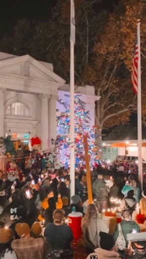 Who remembers the Rise Christmas Tree lighting of 2021? Because honestly, I wish I could have bottled up that feeling with all of you guys and kept it forever 🥺 Every year I think about that day, the local businesses who dropped everything to help me, the community who SHOWED up, the talking to I got afterwards about my lack of knowledge on permitting and the warnings of what could come if I ever plan something like this again 😬😂🧍🏼‍♀️ I laugh now , and know better of course , but man did I 