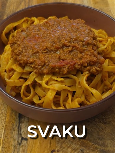 Pravim svaku pastu na svetu epizoda 4: Bolonjeze 1 crni luk, sitno iseckan 3 stabljike celera, sitno iseckane 3 šargarepe, sitno iseckane 700g mleveni juneći but 300g mleveni juneći vrat 1 boca italijanske pasate 400g oguljeni paradajz u konzervi 150g koncentrata paradajza (paradajz pasta) 240ml crnog vina 240ml punomasnog mleka Maslinovo ulje (EVOO) So i biber 1–2L vode (prokuvane) ​Priprema Soffritto: Stavite veliku šerpu na srednju vatru, sipajte dosta maslinovog ulja i, kada se zagreje, doda