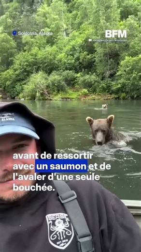 États-Unis: un pêcheur filme le moment où un grizzly s'approche de son bateau pour pêcher