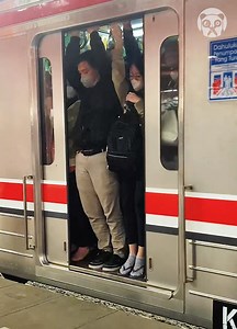 People cram together to get on the subway | Crafty School