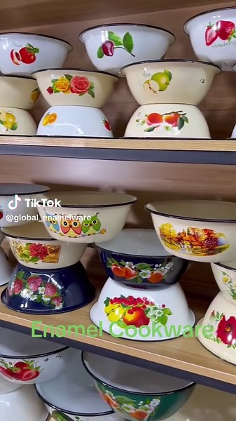 Discover Vintage Enamel Cookware for Modern Kitchens