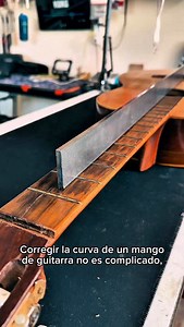 Trabajo de corrección de curva de una mango de guitarra clásica, la mayoría de estas guitarras no tienen alma o tensor, cuando se doblan es más complicado enderezar la madera, y si… ya se, antes de que comenten enojados diciendo todo lo que dicen los ingenieros de las redes, todos los trabajos de mi taller son consensuados con los dueños de los instrumentos. Espero que les sirva y los leo… no como algunos que no leen las descripción y al segundo 3 ya están tirando la peor! Los quiero!. #fpluthie