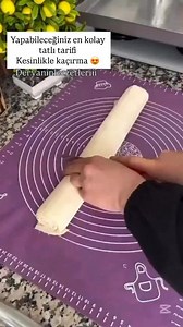 em bu kadar kolay hem de bu kadar lezzetli Bir tarifi yoktur Çıtır çıtır harika bir baklava tarifi kesinlikle kaydet bayramda lazım olur😉🫶🏻🤭 İçerik tamamen bana aittir Videomu izinsiz alan Etiket yapmayan Bütün sayfalar şikayet edilecek bilginize.❌❌❌❌❌❌ malzemeleri Bir paket yufka )Bir paket yufkadan iki tepsi çıkıyor siz yarısını kullanın Ben size bir tepsilik ölçü vereceğim) İçine koymak için ceviz ya da antepfıstığı kullanabilirsiniz arzuya kalmış Şerbeti için Üç su bardağı toz şeker dört