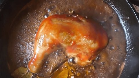 clip-3977033217-stewing-chicken-sauce-pan-door-chiangmai-thailand