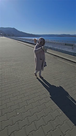 Jak widzicie, mój osobisty operator (i mąż w jednym!) dzielnie podąża moim krokiem. Nawet jego cień nie odstępuje mnie na krok! 👣🎬" ​Walking into the future with my favorite cameraman... even his shadow is joining the adventure! Teamwork makes the dream work! 🚐✨ #szczecin#gryfino#mąż#szczescie#bosestopy | Anna Dudek Podologia