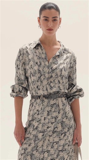 Make it a statement - snake print adds the edge your fall wardrobe needs: chic, bold, and right on trend. Discover here: https://go.comma-shop.de/42K16Gu #commafashion #snakeprint #falltrends #statementpiece | comma fashion