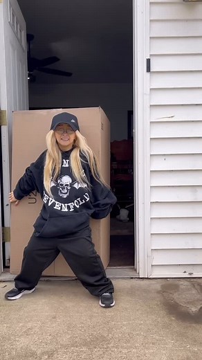 Tiny Texie | 💪🏼Could you lift a package 2X your size? 💪🏼 #tinytexie #reels #littleperson #love #funny #cute #small #happy #viral #viralreelsvideo❤️ | Instagram