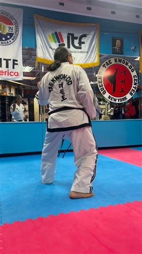 @tkdlifetime on Instagram: "GM Suarez explaining that the sine wave should be performed in a relaxed motion. #taekwondopatterns #taekwondotechniques #taekwondomaster #itftaekwondo"