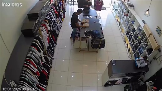 Tentativa de 3x3cução em Anapu Aconteceu na tarde desta quinta feira na cidade de Anapu, o homem de boné preto entra na loja aparentemente para comprar roupas, negocia algumas peças com o vendedor luiz Eduardo silva Mendonça, mas na hora de pagar a conta saca uma rma e @tira contra o vendedor, no segundo t1r0 a arma falha e ele corre.