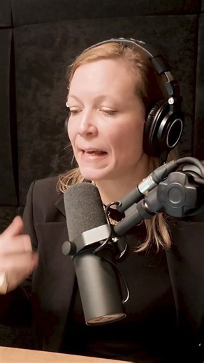 Darf die FPÖ meine Musik spielen – obwohl ich das nicht will? Kann man als Künstler:in pauschal verbieten, dass die eigene Musik im FPÖ-Webradio „Austria First“ gespielt wird? Medienrechtsexperte Thomas Höhne sagt: Bei „Laufbandmusik“ im Programm ist das praktisch nicht durchsetzbar – entscheidend sei der Kontext und wie das in der Öffentlichkeit ankommt. Im vollständigen Gespräch spricht Anna Wallner mit ihm außerdem auch über den FPÖ-Song der John Otti Band, der es in die Top 40 geschafft hat 