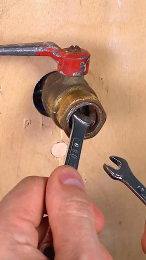 278K views · 2.2K reactions | A great DIY plumbing idea_ How to remove stripped threads from a pipe. _diy _plumber #trendingreel #viralreel #usreel #amazingreel | Beamish | Facebook