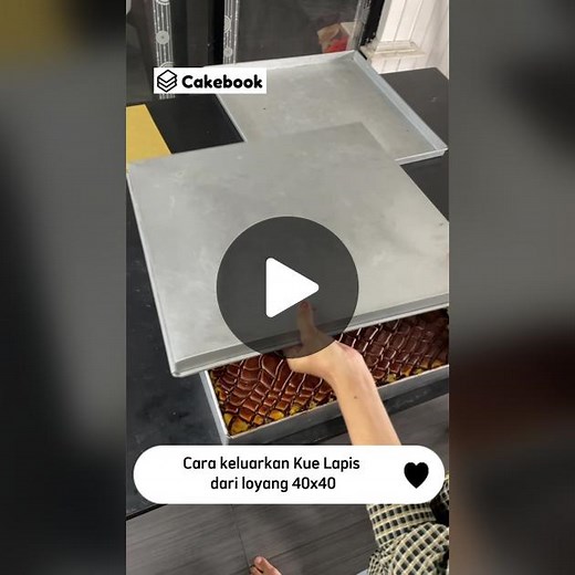 Cara keluarkan kue lapis dari loyang 40x40 Loyang besar ini bisa hemat waktu untk produksi banyak ya😊 Cake Lovers udah ada yang pernah pake loyang 40x40 untuk kue lapisnya? Share donk di kolom komentar pengalaman kalian, keluarin kue lapis dari loyang gede gini😂 Untuk resep dan video tips lainnya, bisa lihat di channel youtube aku, klik LINK di BIO yah Semoga membantu😊 #fyp #kuelapislegit #lapislegit #lapislegitbangka #loyangsultan