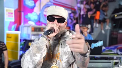 DJ ADONI on Instagram: "2MIL COMENTARIOS y lo subo ahora mismo a YOUTUBE 🥵Primer MIX en vivo con un URBANO 🌎, Uno de los repertorio mas completo a nivel mundial 🤯 Deja que vean el mensajito que FARRU le mando a alguien en el MIX 🏃‍♂️💨 Se lo hicimos PICAIIITO los Clasicos y los nuevos 🥵 @farruko + @djadoni desde la 167 BAYAMON 🇵🇷 + 🇩🇴 Dime @makacoelcerebro MAMBO"