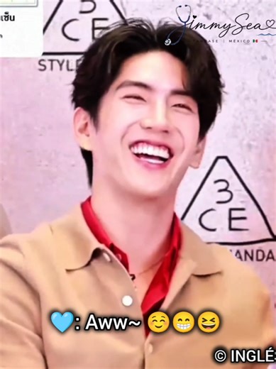🩵 El HOLDER está precioso, la photocard también… aunque la mía todavía tiene un pequeño espacio vacío esperando EL autógrafo 🥹 Y mientras tanto, seguimos sobreviviendo a Sea sonrojándose cada vez que se burlan de él con cosas de Jimmy 🤭 Porque sí, Sea avergonzado es oficialmente una de las cosas más adorables del mundo. 🥹🩵 HBD 3CE SEA #3CEBirthdayLivexSea #JimmySea #jimmyyjp #sea_tawinan