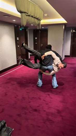 Kalinbrothers (@berdox024) adlı kullanıcının left right left right left right dance videosu