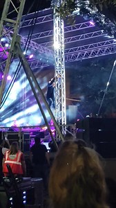 Al Bano si arrampica su un traliccio durante un concerto a Pomigliano | Il Messaggero