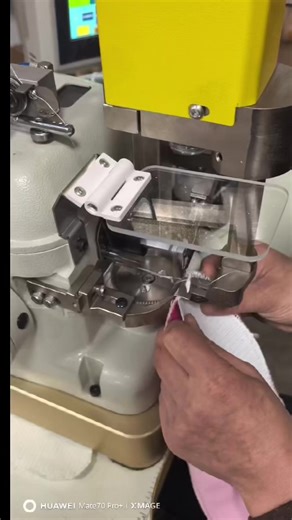 Automatic thread cutting, automatic positioning, and automatic tail trimming.There’s also a two-wheel drive model with a touchscreen. #tapestryloom#thimble#shrinkagestitchmachine#shoemachine