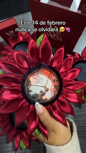 💖 Sorpréndela! con la mágia del fuego revelando el Collar y Aretes, bañado en Oro 18K. ✨ Detalles que enamoran: - *01 Collar Corazon 01 Par Aretes Corazon 01 Cajita de Girasol sellado en fuego. - *Material:* Acero con Doble baño en Oro de 18 k. - **Dije:* Corazón. - *Longitud de cadena:* 45cm - Waterproof (Resistente al agua y sudor) 🎁Regalo perfecto: Empaque elegante y listo para sorprender. ✳️Pedidos: https://marevastores.com/products/pack-girasol-del-amor-collar-arete-doble-bano-de-oro-18k 