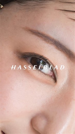 Kiona on Instagram: "Welcome to the world of 100 megapixels. １億画素の世界へようこそ。 ハッセルブラッド中判カメラの新たな傑作、X2D II 100C。 ハッセルブラッド ナチュラルカラーソリューションとハイダイナミックレンジ（HNCS HDR）が融合し、 風景の繊細な階調から人物の肌の質感まで、自然で豊かな色彩をありのままに描き出します。 新搭載のAF-Cモード、被写体検出、そして5軸10段の手ブレ補正（IBIS）が連携。 夜の街を走る車の光跡も、高速で動く被写体の一瞬も、 驚くほどの追従性とシャープネスで捉えます。 1億画素CMOSセンサー、16ビットの色深度、1TB内蔵SSD。 高く評価されたポータブル中判カメラが、さらなる進化を遂げました。 あなたの創造力を、解き放て。 Presented by @hasselblad.japan Model：@calen_note Cinematography & Music：@kiona_produce Makeup：@eif_aibakiyoshi Studio：@chocol