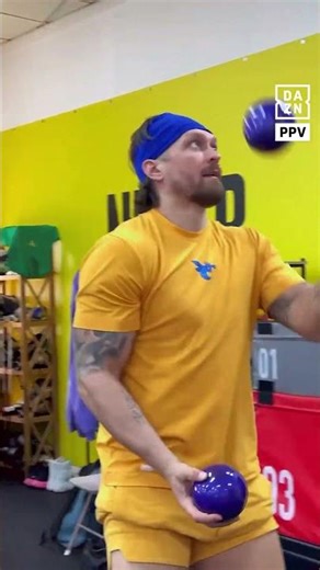 The latest from Usyk’s 𝙄𝙉𝙎𝘼𝙉𝙀 training regime 🤹‍♂️