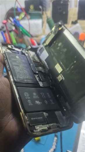 iPhone Xs Max Battery Replacement 🔋 #mobilereparingclasses #cellphone #mobilephone ĺ