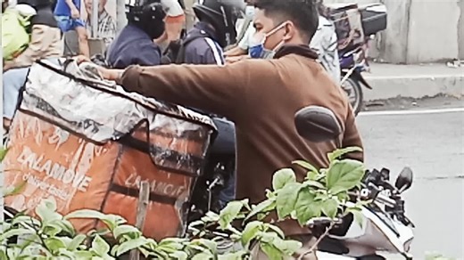 11M views · 10K reactions | DALAGANG ONLINE SCAMMER ARESTADO SA TAGUIG CITY, MGA NABIKTIMANG DELIVERY RIDER DUMAGSA SA ISANG POLICE STATION Narito ang aking report ... Like and share our page https://www.facebook.com/leadernews.ph/ | Leader News Philippines | Facebook