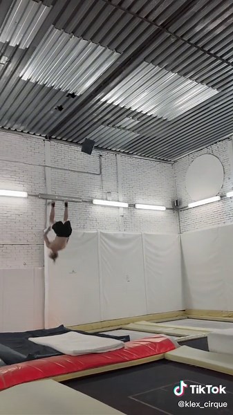 KLEX_Circus (@klex_cirque)’s videos with Tik Tok Chellendzh - SLAVA MARLOW