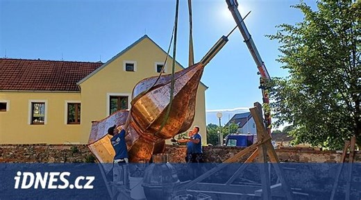Kostel bude mít novou báň. Dovnitř uložili kapsli s dokumenty, jeřáb ji vyzvedne na věž