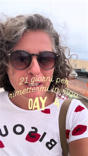 21 giorni per rimettermi in riga. Giorno 4. 💪🏻 Stamattina ho rimandato la sveglia e mi sono riaddormentata. Risultato: ho iniziato tutta la routine con 20 minuti di ritardo. 😅 Non so come ci sia riuscita, ma sono riuscita comunque a non saltare gli esercizi. E questa cosa mi sta piacendo tantissimo di questa routine: sono davvero veloci. Nel tempo in cui i bambini si mettono le scarpe, praticamente riesco a fare tutto. Quindi niente più scuse del tipo “non ho tempo”. 👀 È stata una giornata d