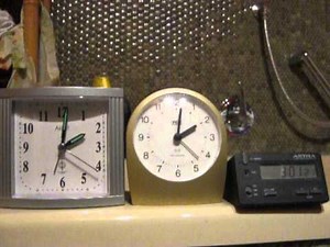 3 Funkuhren stellen auf Sommerzeit um